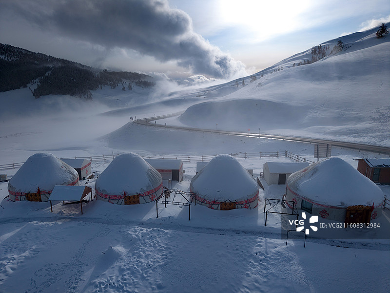 阿勒泰冬季雪山牧场公路图片素材