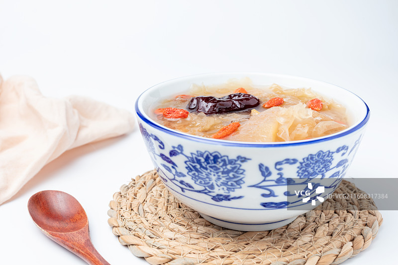 青花瓷碗中的滋补银耳雪梨羹图片素材