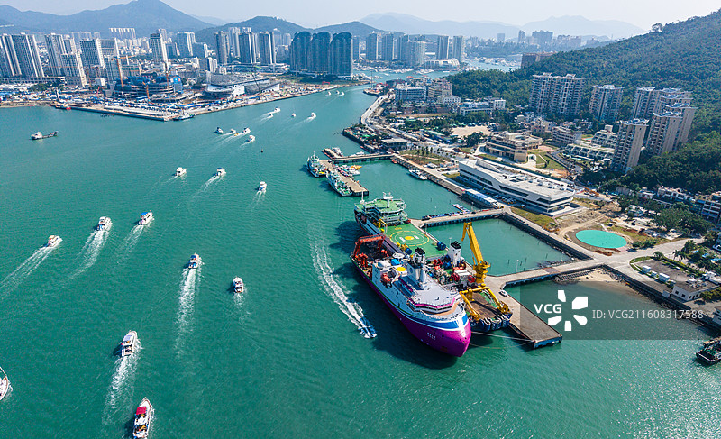 航拍海南三亚三亚湾寒假假期游艇万艇出海凤凰岛图片素材