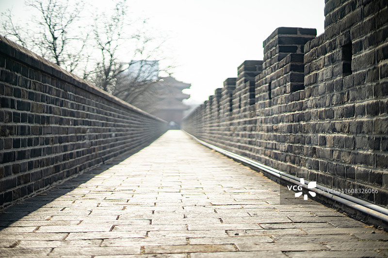中国山东泰安著名景点泰山旅游风景区，冬天岱庙行宫沧桑而高大的城墙和金黄色的角楼，户外白昼无人图像摄影图片素材