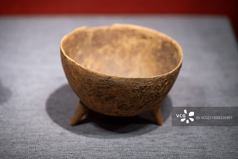 中国考古博物馆 文明起源展厅 新石器时代裴李岗文化 三足陶钵 河南新郑裴李岗遗址图片素材