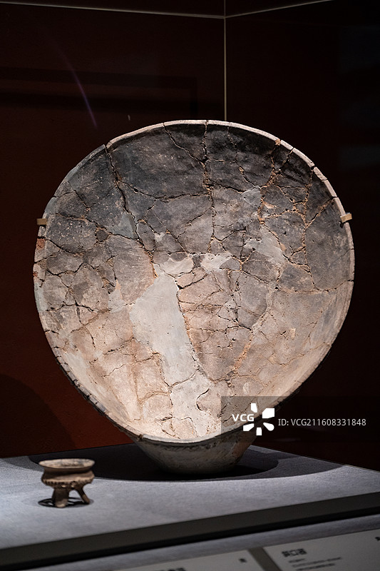 中国考古博物馆 文明起源展厅 新石器时代红山文化 斜口器 内蒙古巴林右旗那斯台遗址图片素材