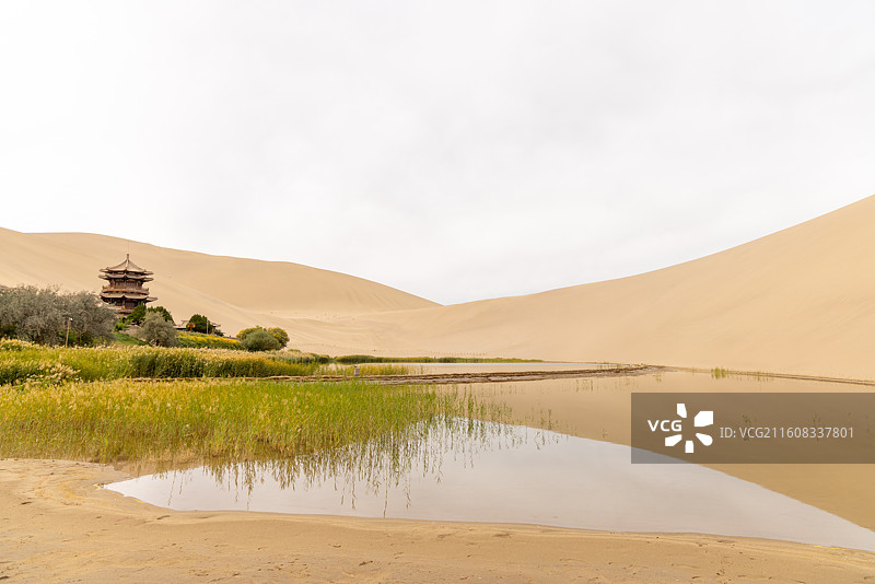 甘肃酒泉敦煌市 鸣沙山月牙泉景区的鸣月阁与月牙泉图片素材