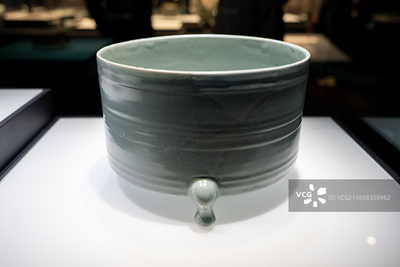 北宋汝窑瓷樽式炉：淡天青釉下的弦纹美学与千年开片传奇图片素材