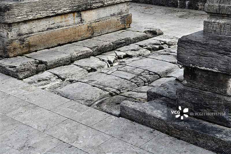 山东菏泽单县百狮坊下的古代车辙图片素材