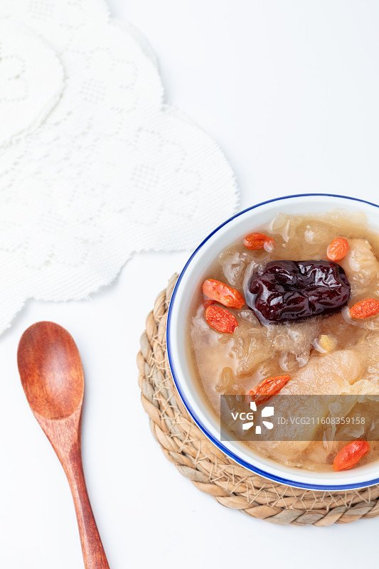 青花瓷碗中的滋补银耳雪梨羹图片素材