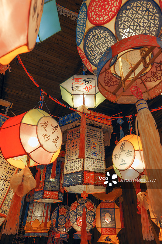 篁岭悬挂在天花板上的灯笼的低角度视图图片素材