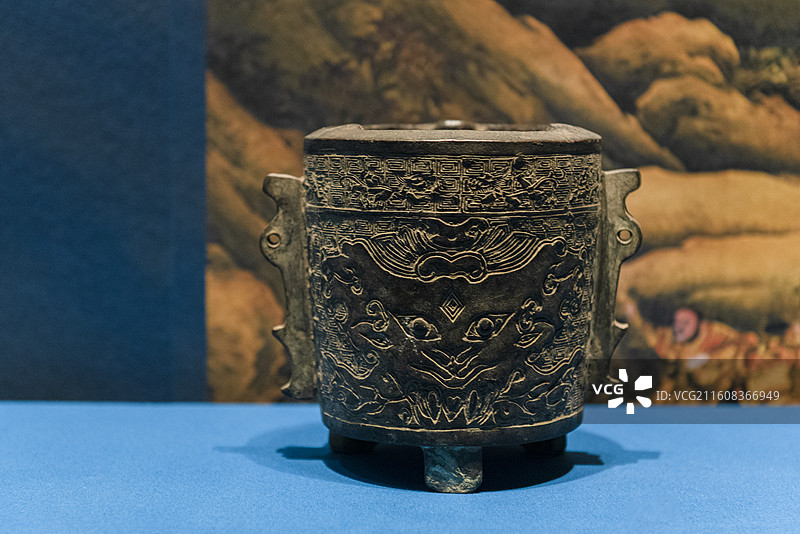 饕餮纹筒形铜药炉 元代 三级文物 内蒙古博物院图片素材