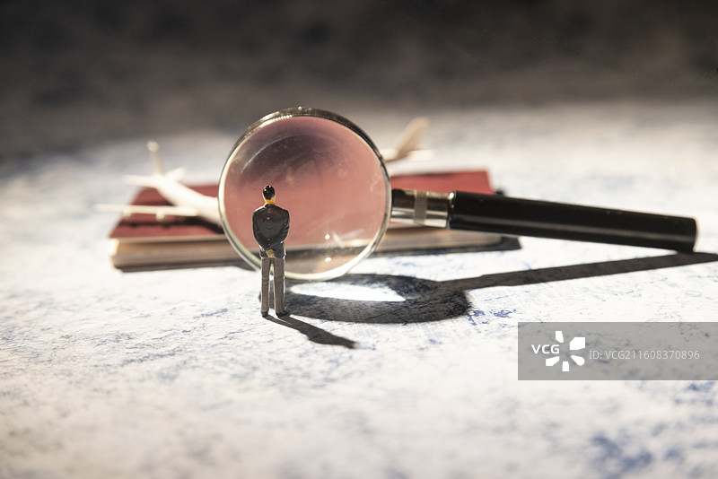 对着深入观察和揭示出境游图片素材