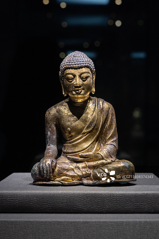 云南省昆明市云南省博物馆秒香佛国 唐宋时期的云南展厅铜鎏金阿閦佛坐像 大理国图片素材