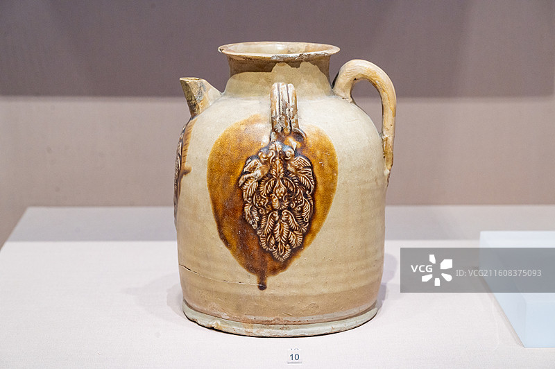 山东博物馆 隋 长沙窑青釉贴花双系执壶图片素材