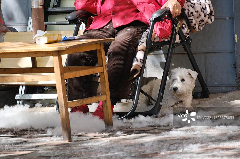人间四月天。漫天飞舞的杨絮。春天蓝色天空背景下的老式水塔图片素材