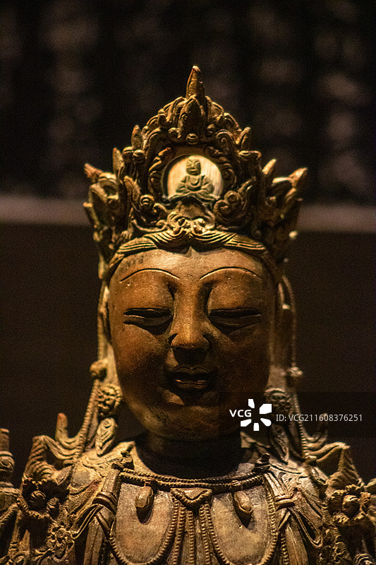 明代·水波莲座坐式观音铜造像（头部）图片素材