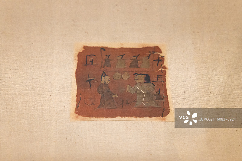 甘肃省博物馆 汉 绢底平绣人像 1972年甘肃武威磨嘴子出土图片素材