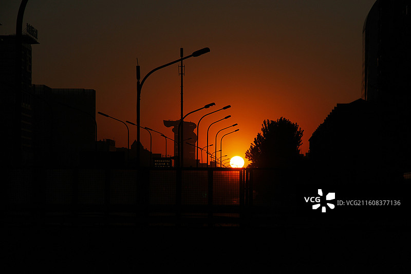 城市街道上的美丽日落图片素材