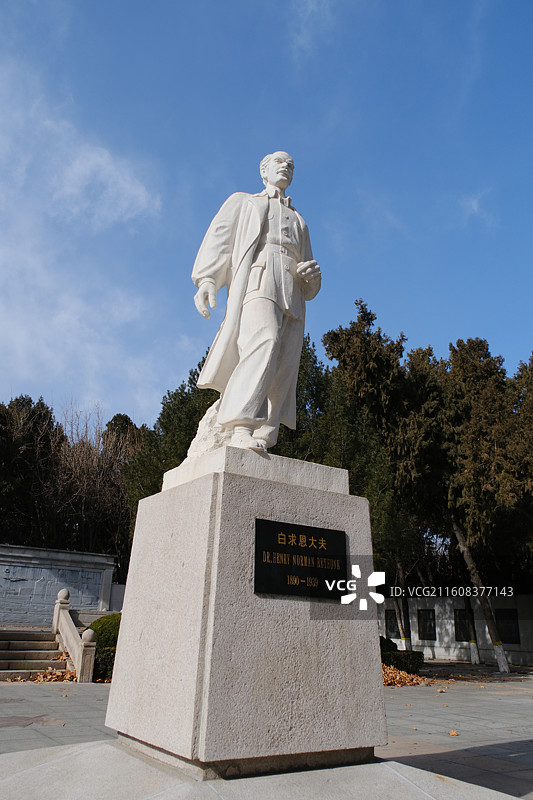 石家庄华北军区烈士陵园白求恩雕像雕塑特写图片素材