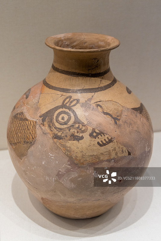 甘肃省博物馆 新石器仰韶文化晚期 斗犬纹彩陶罐 1978年甘肃秦安县大地湾出土图片素材