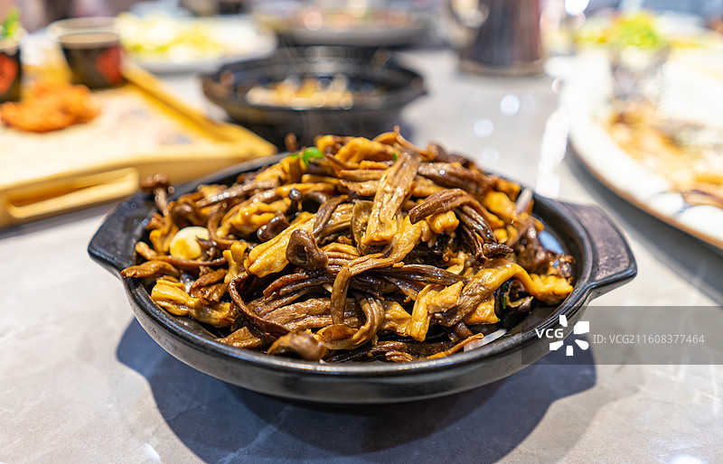 中国餐饮行业饮食产业，传统经典中国食品，美食拍摄主题，一盘子红烧茶树菇炖肉干锅美食特写，室内无人图像图片素材