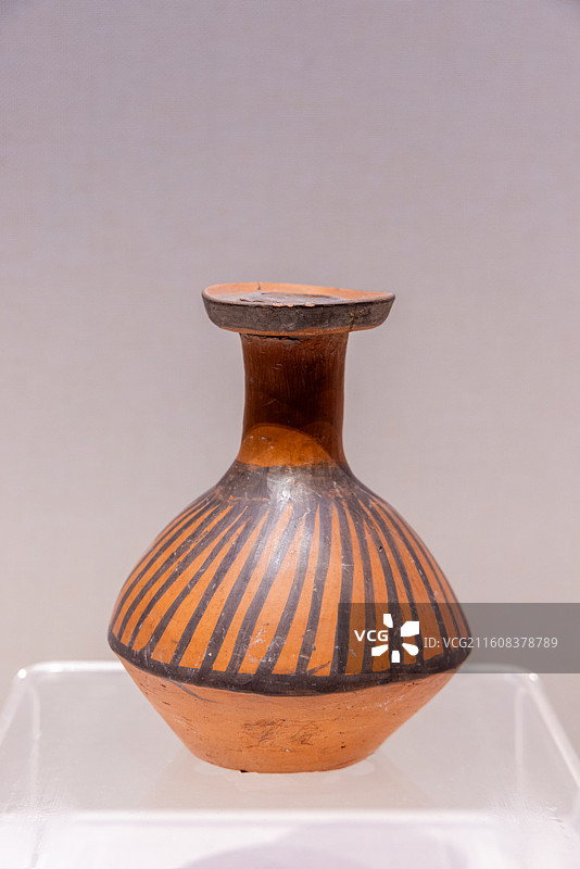 甘肃省博物馆 新石器仰韶文化早期 斜线纹盘口长颈彩陶壶 1978年甘肃秦安县大地湾出土图片素材