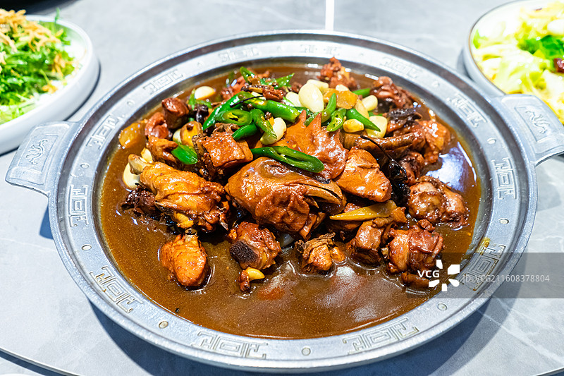 中国餐饮行业饮食产业，传统经典中国健康食物食品，一盘子临沂新泰莱芜枣庄炒辣子鸡炒鸡，室内无人图像图片素材