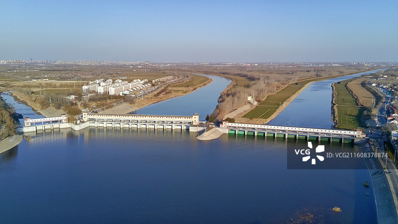 航拍视角冬日里德州市武城县四女寺水利枢纽图片素材