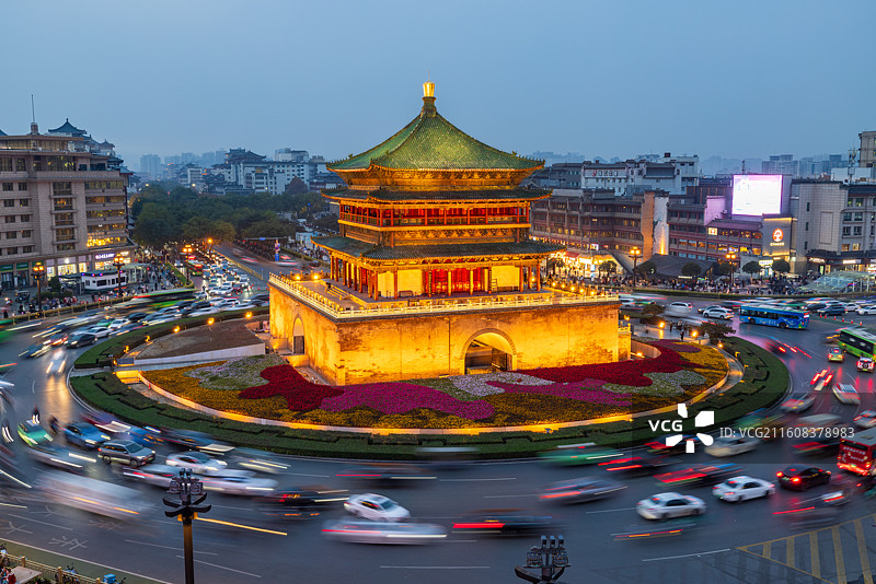 陕西省西安市地标性建筑钟楼下车水马龙夜景风光图片素材