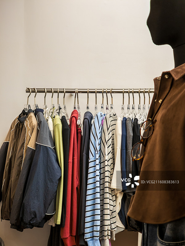 首尔东大门现代时尚服装悬挂特写图片素材