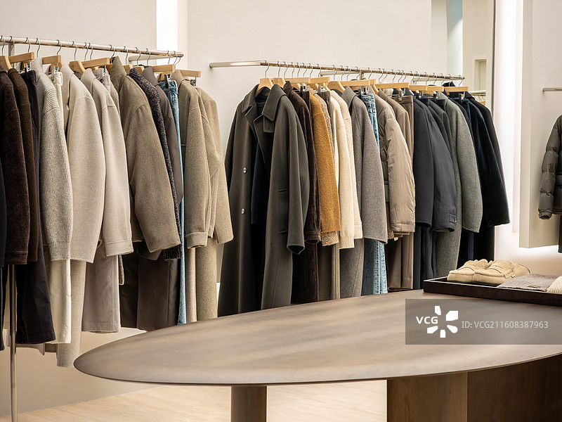 首尔东大门现代时尚服装悬挂特写图片素材