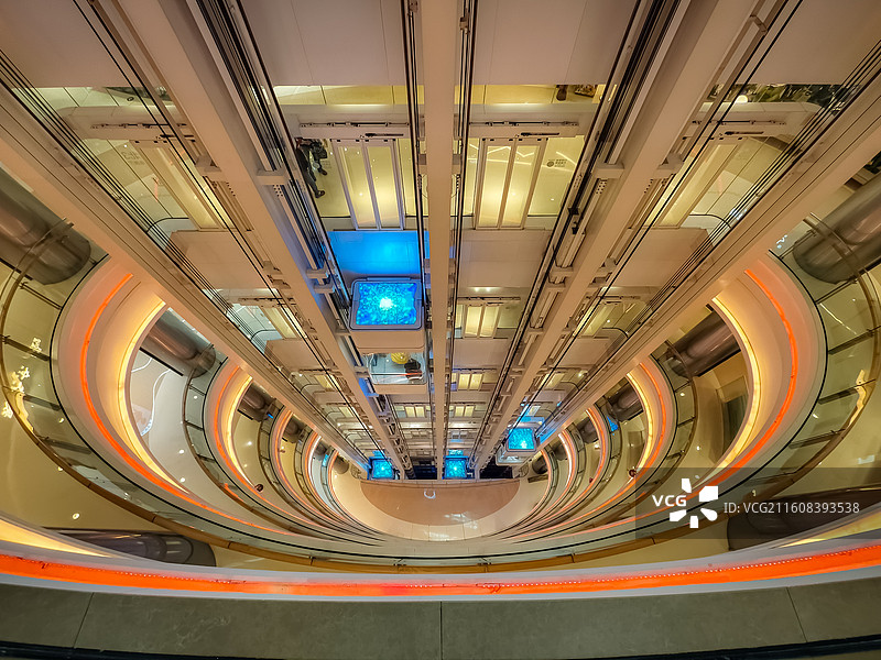 环廊里的垂直宇宙图片素材