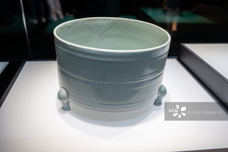北宋汝窑淡天青釉弦纹三足樽式炉：仿汉铜器的瓷釉美学图片素材