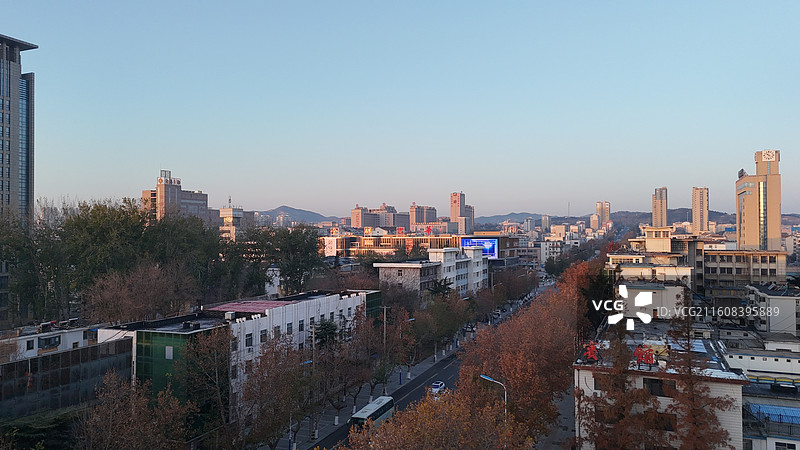 山东烟台招远市日出时分的城市航拍图片素材