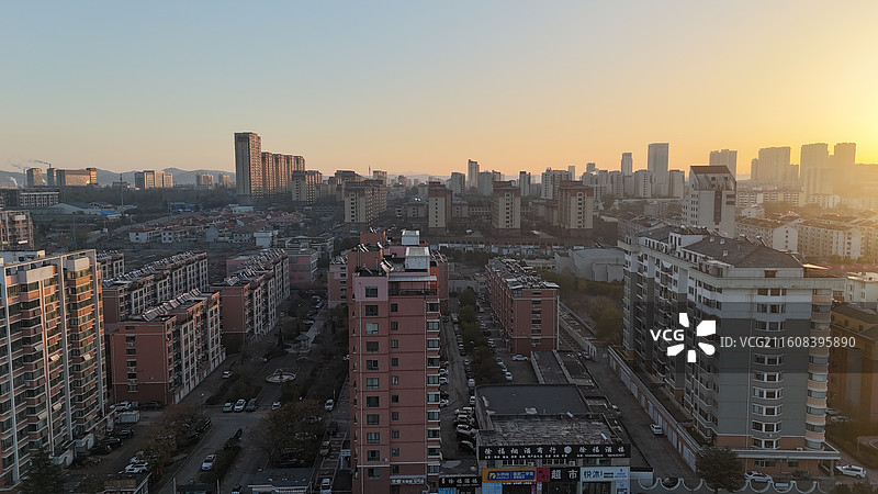 山东烟台招远市日出时分的城市航拍图片素材