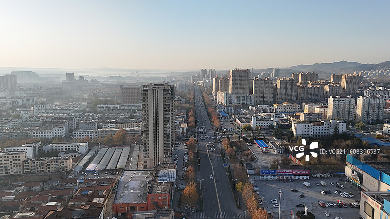 山东烟台招远市日出时分的城市航拍图片素材