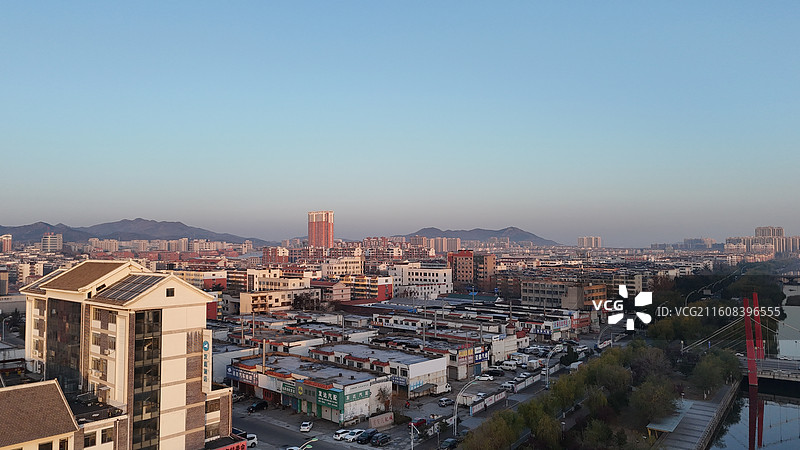 山东烟台招远市日出时分的城市航拍图片素材