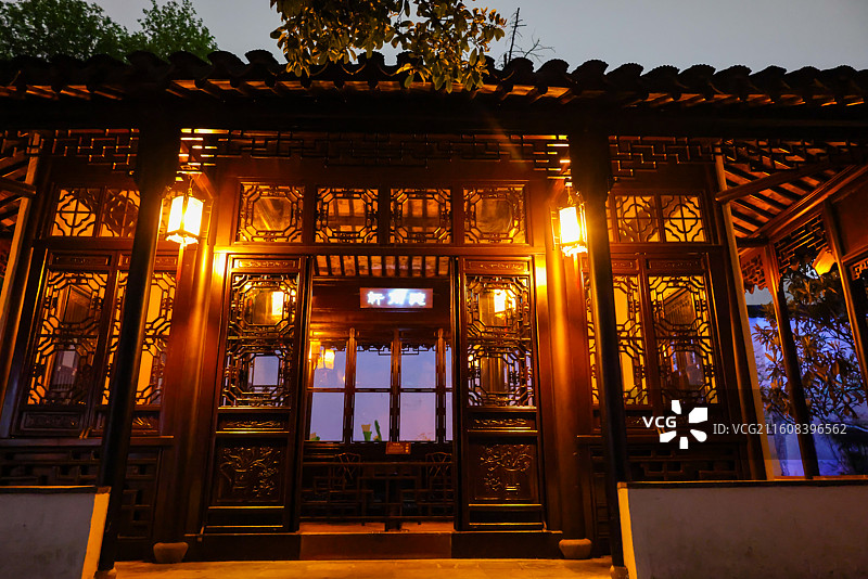 苏州园林拙政园夜景风光拙政问雅灯光秀图片素材
