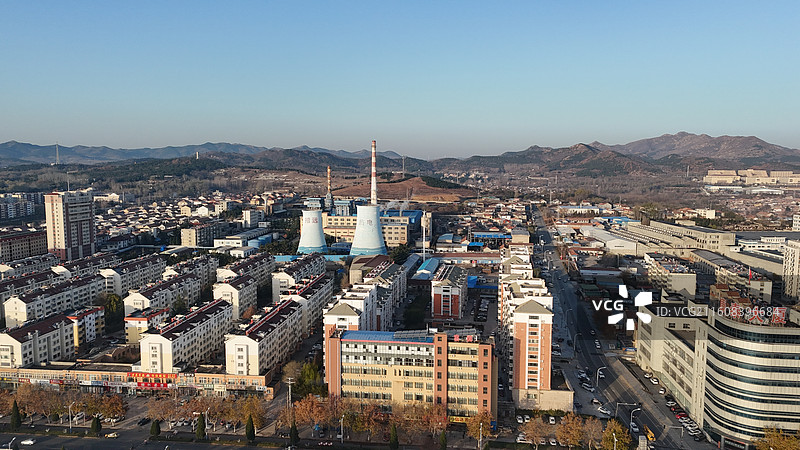 山东烟台招远市热电厂日出时分的城市航拍图片素材