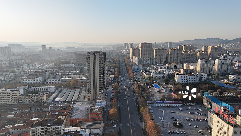 山东烟台招远市日出时分的城市航拍图片素材