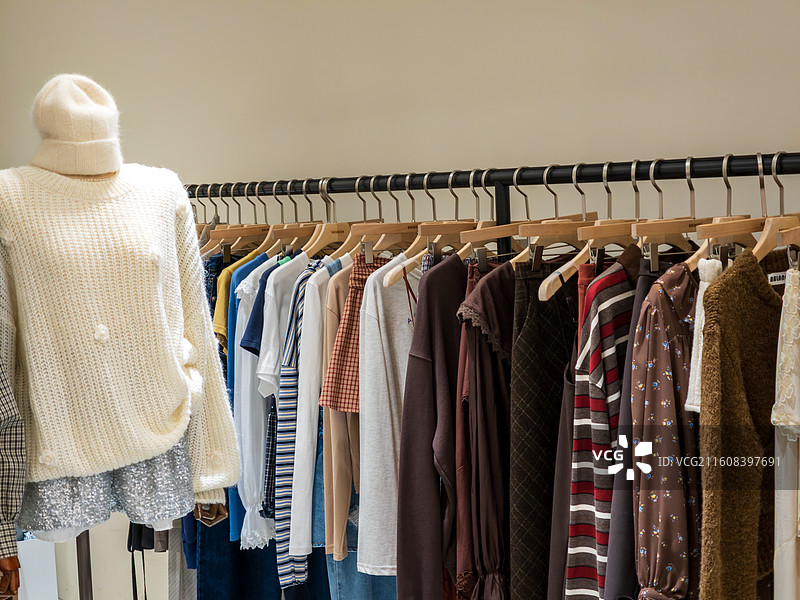 首尔东大门现代时尚服装悬挂特写图片素材