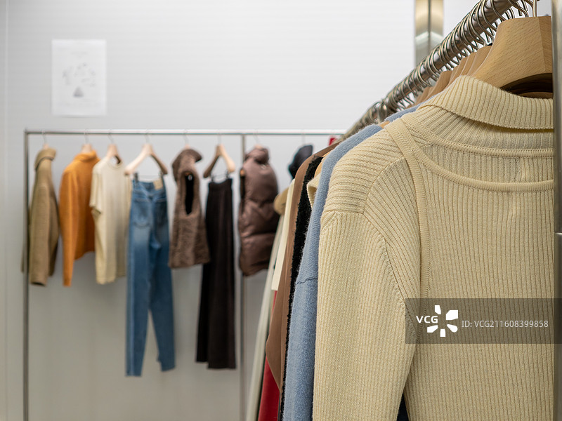 首尔东大门现代时尚服装悬挂特写图片素材