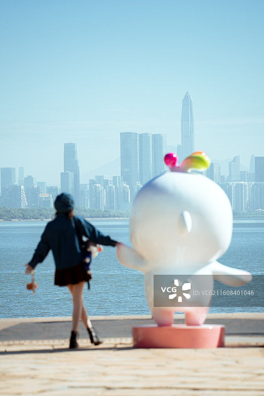 中国广东深圳湾海滨公园，十五运会吉祥物 中华白海豚卡通形象“‌喜洋洋”‌“‌乐融融”‌与深圳人图片素材