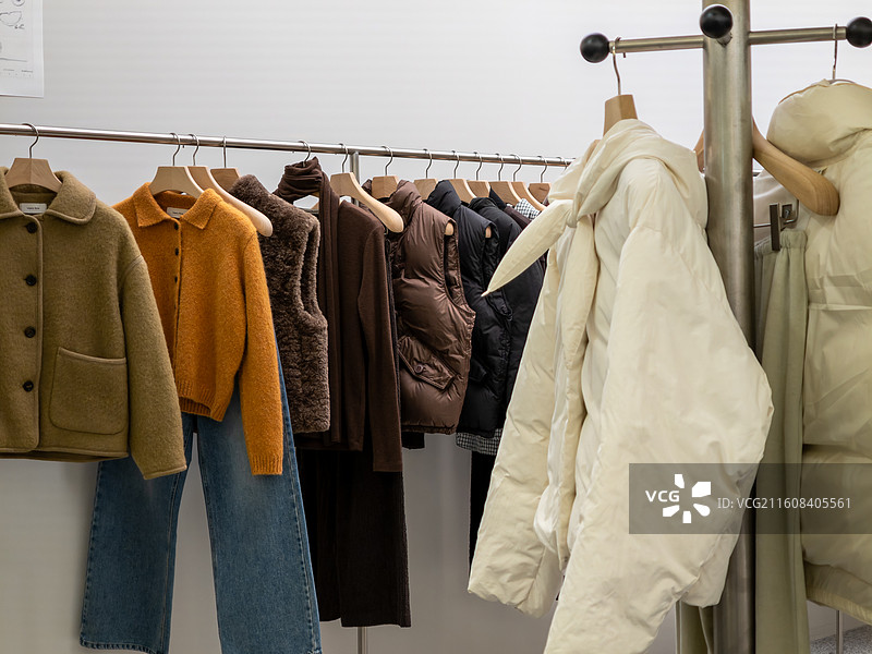 首尔东大门现代时尚服装悬挂特写图片素材