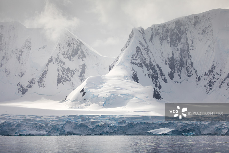 光影变幻的南极冰川图片素材