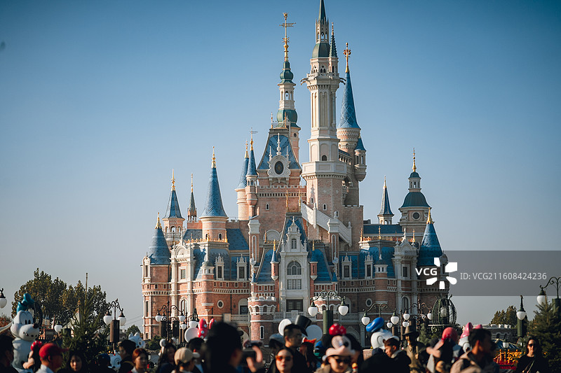 成长 孩子 亲子游 迪士尼 城堡 建筑 消费 童话 经济 版权 黄昏 梦幻 治愈 快乐图片素材