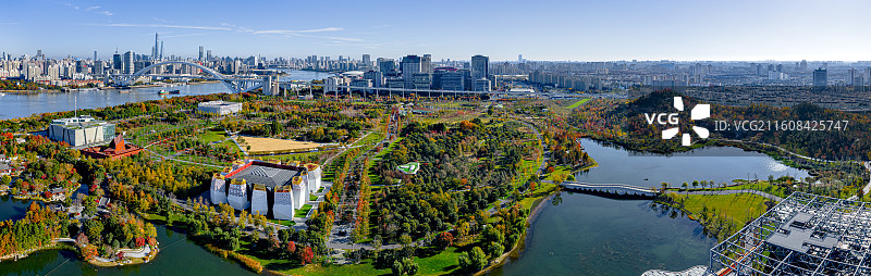 上海世博文化公园秋色全景 黄浦江畔湿地森林秋色绚烂 卢浦大桥 丹枫湖 双子山 俄罗斯馆图片素材