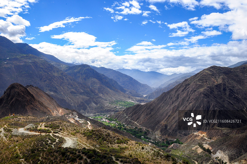 壮丽山脉蓝天白云下的景色图片素材