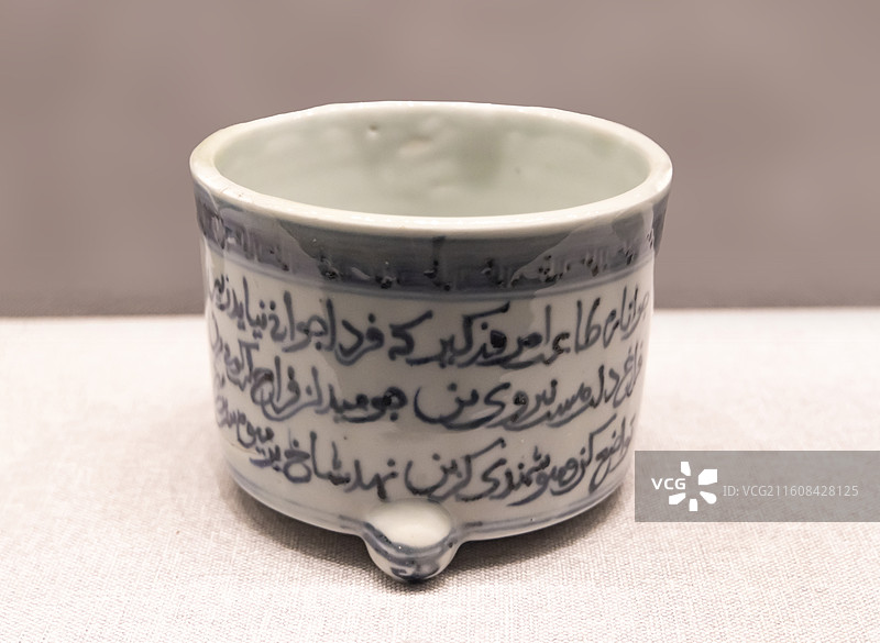 青花波斯文三足筒式炉 明天顺1457~1464年 故宫博物院图片素材