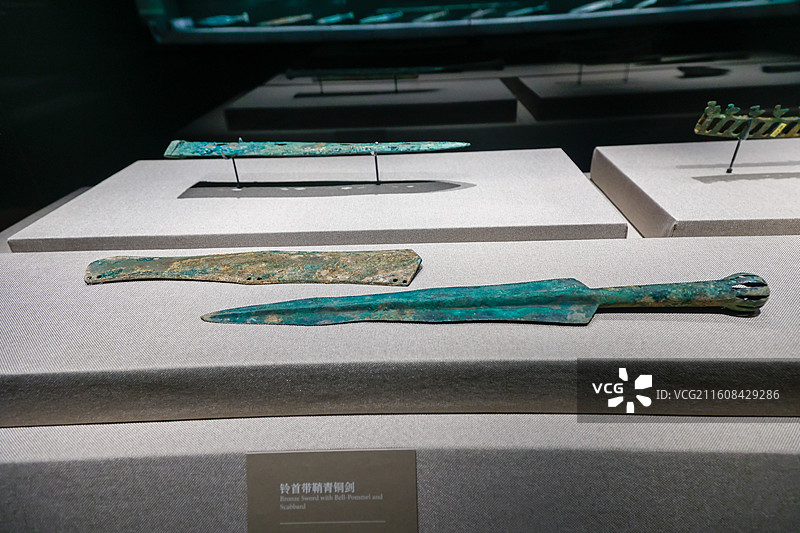 东周丨铃首带鞘青铜剑图片素材