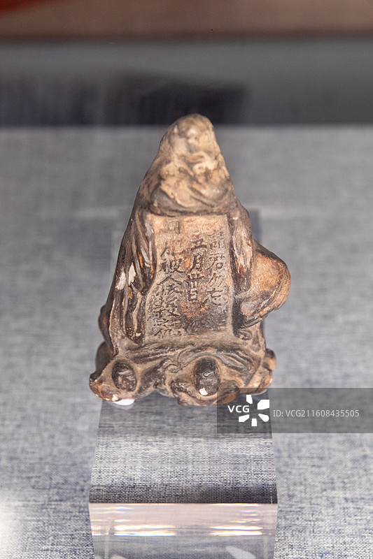 镇江博物馆纪念五卅运动的锡制品。正面铸有“请君勿忘，五月卅日，同胞被人惨杀之仇”图片素材