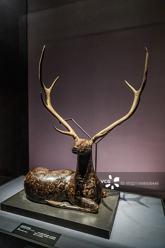 湖北省博物馆彩绘漆木卧鹿战国时期2002年枣阳九连墩2号墓出土图片素材