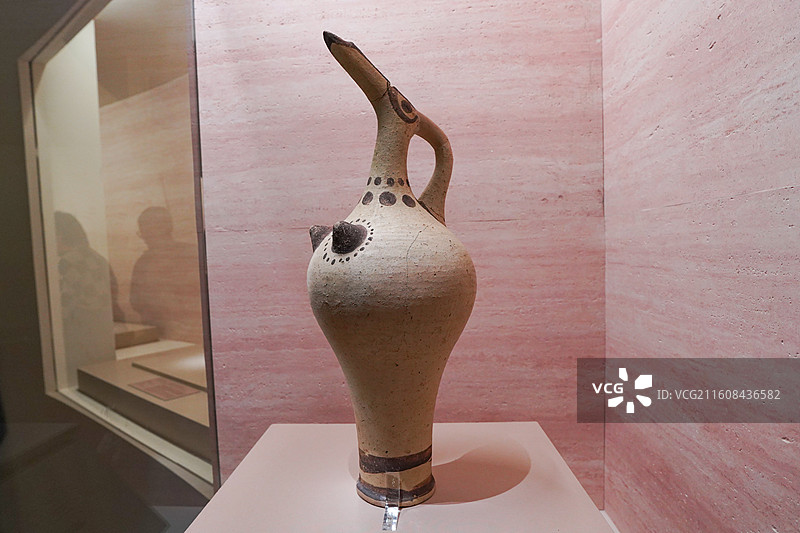 希腊国家考古博物馆藏来自锡拉岛（今圣托里尼岛）公元前16世纪喙口“乳钉”陶壶图片素材